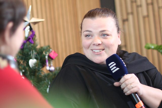 Herečka Lucie Polišenská v Radiocafé Vinohradská 12 během natáčení Blízkých setkání Terezy Kostkové | foto: Rostislav Taud,  Český rozhlas